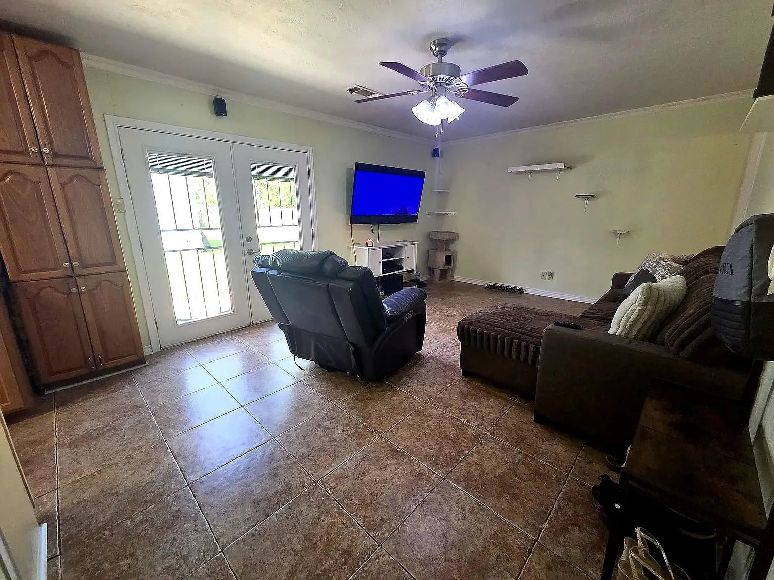 3 bed, 2.0 bath, 1150 sqft, $2,200 — Photo 3