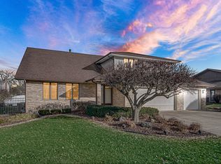 18921 Meadow Creek Dr, Mokena, IL 60448