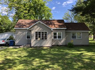 624 W 4th St, Flora, IL 62839