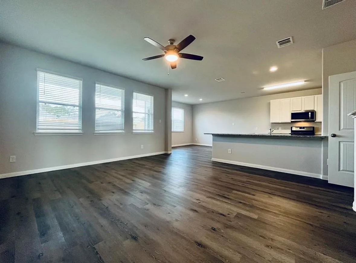4 bed, 2.5 bath, 1956 sqft, $2,100 — Photo 4
