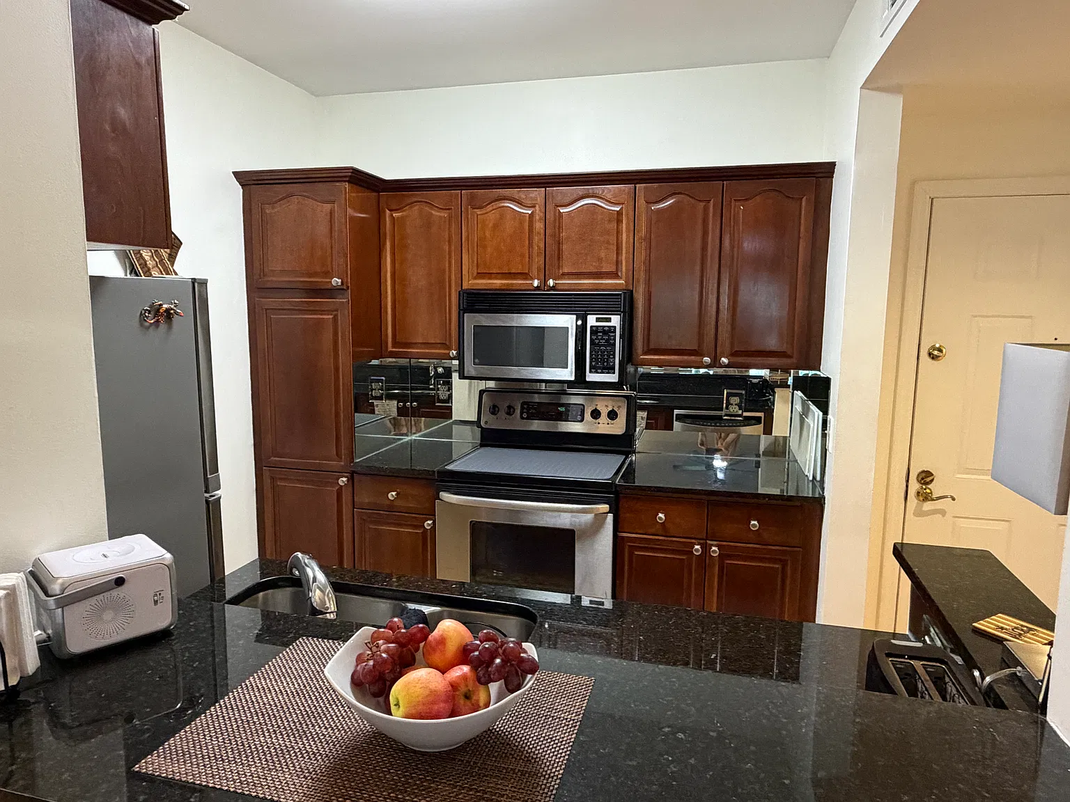 1 bed, 820 sqft, $1,600 — Photo 3