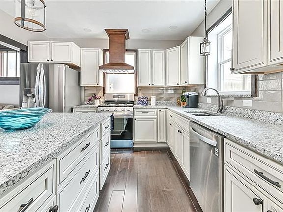 4th image of 216 Oakwood Ave