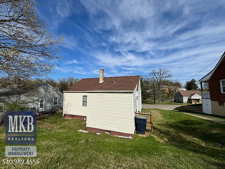 1712 Wayne St NE — Photo 3