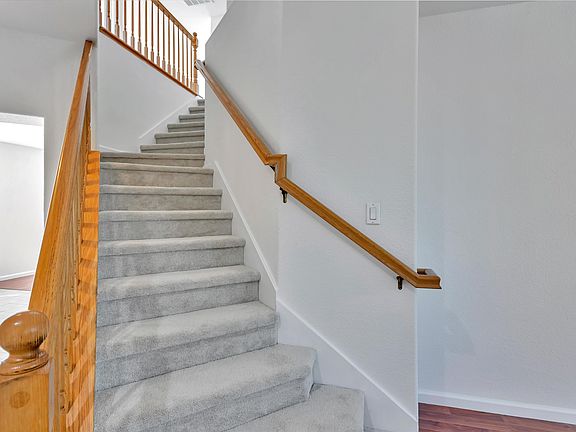 5th image of 231 Roundhill Ct