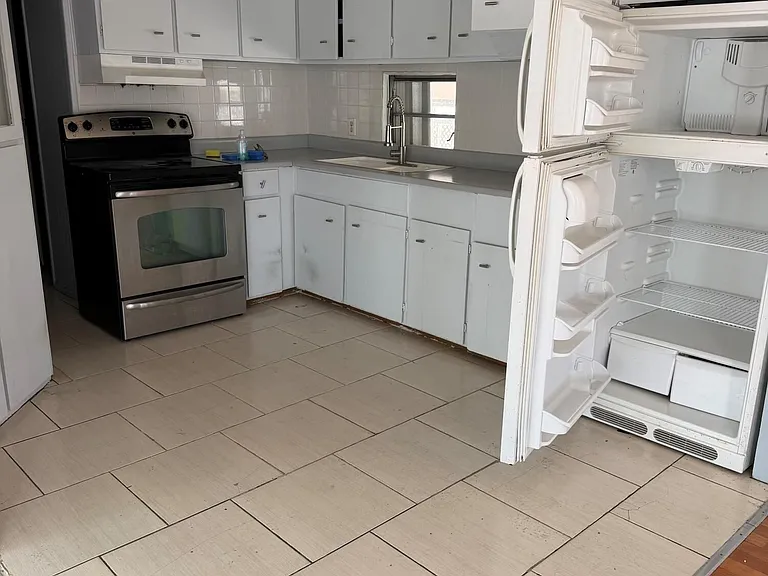 820 SW 1st Pl — Photo 3