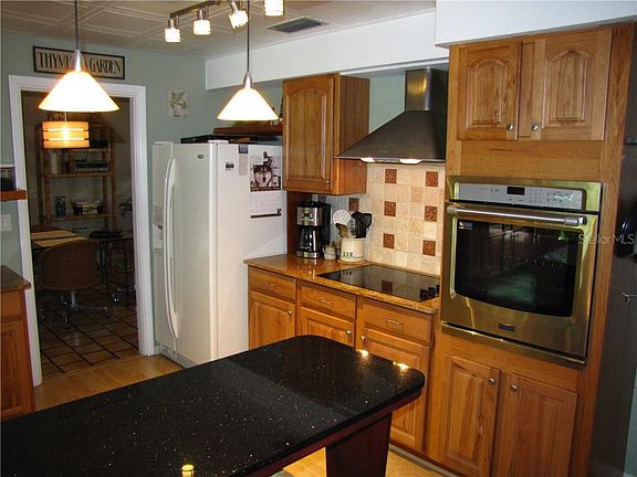 4th image of 1651 Woodridge Dr