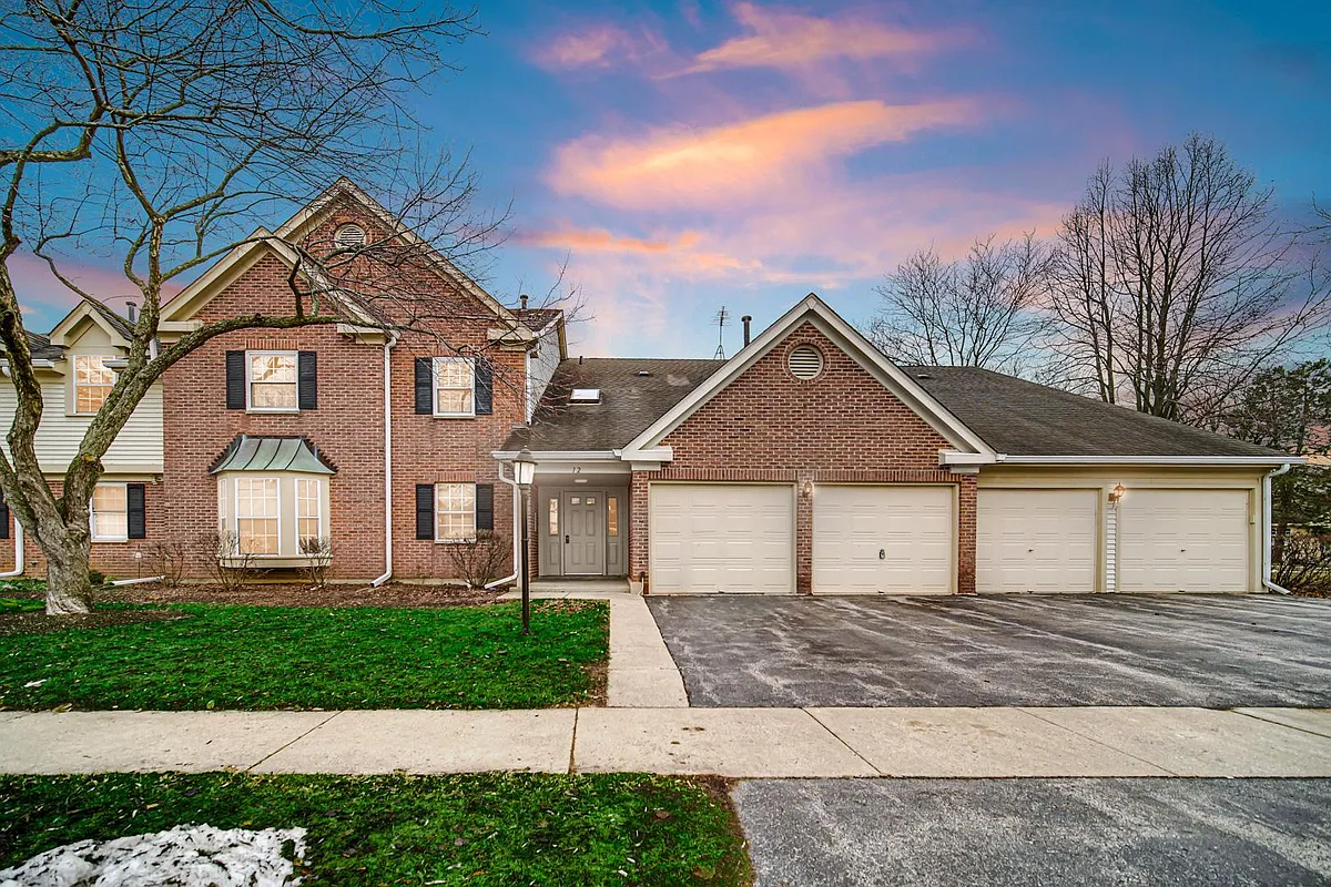Photo 1 of 26 - 12 Aberdeen Ct #Z1 - Schaumburg, IL Primary Photo - 12 Aberdeen Ct #Z1