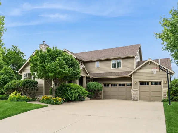 7408 Eagle Crest Dr, Johnston, IA 50131