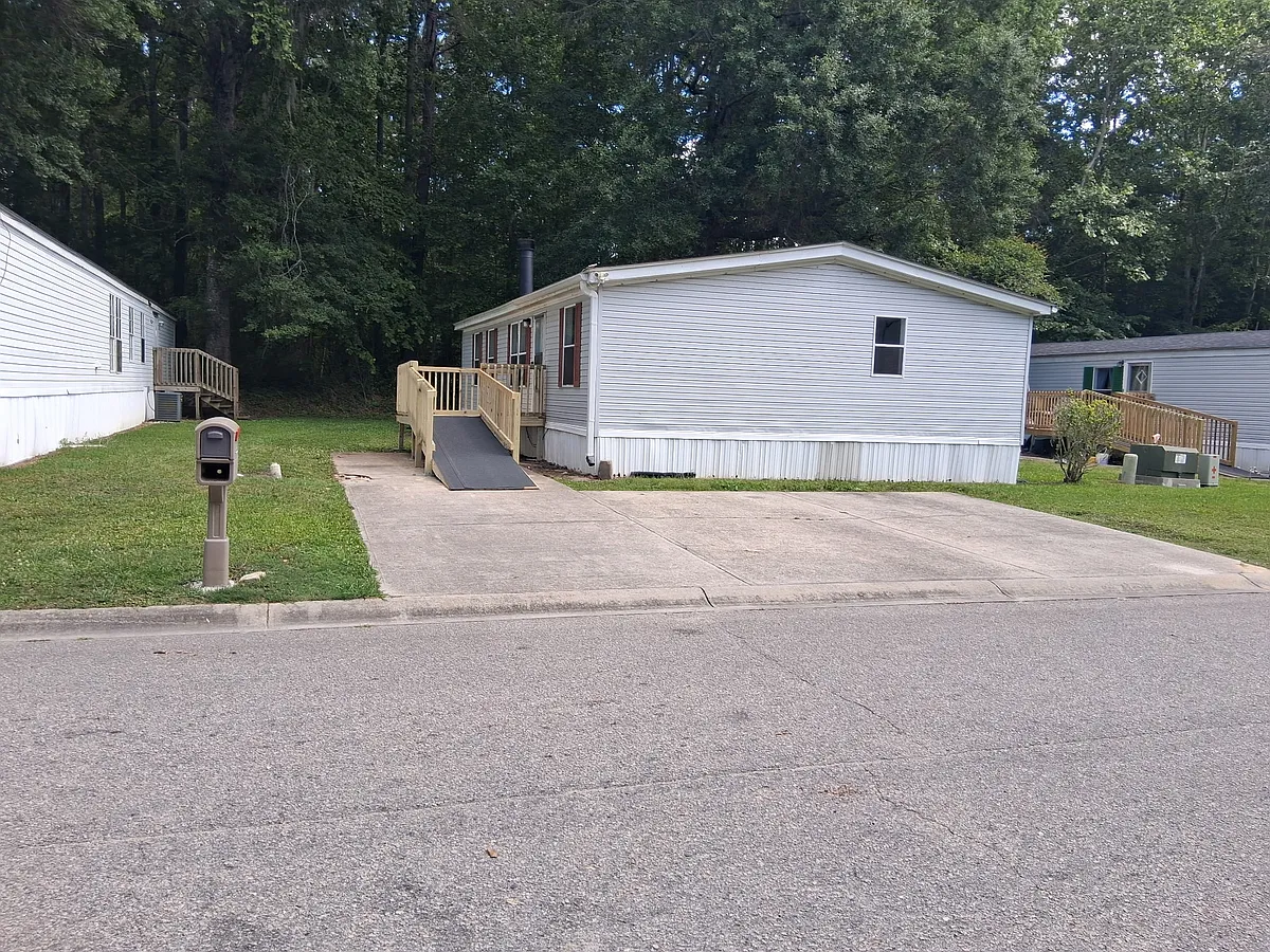 Building Photo - 1225 Stoneybrook Dr