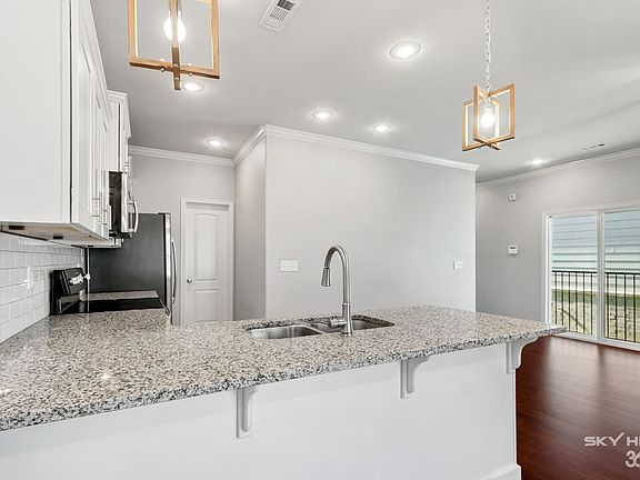 3rd image of 530 N Highland Ave #1