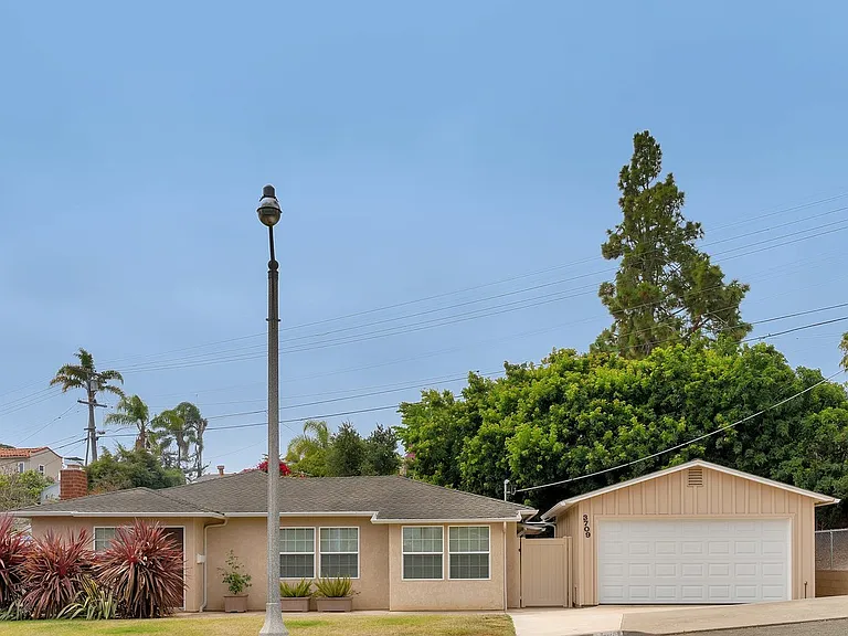 3709 Oleander Dr — Photo 2