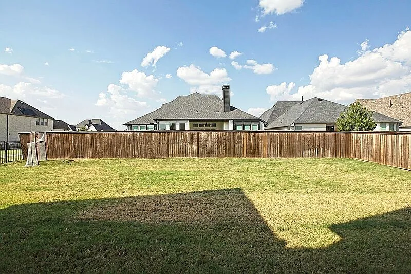 4 bed, 4.5 bath, 3879 sqft, $4,950 — Photo 2