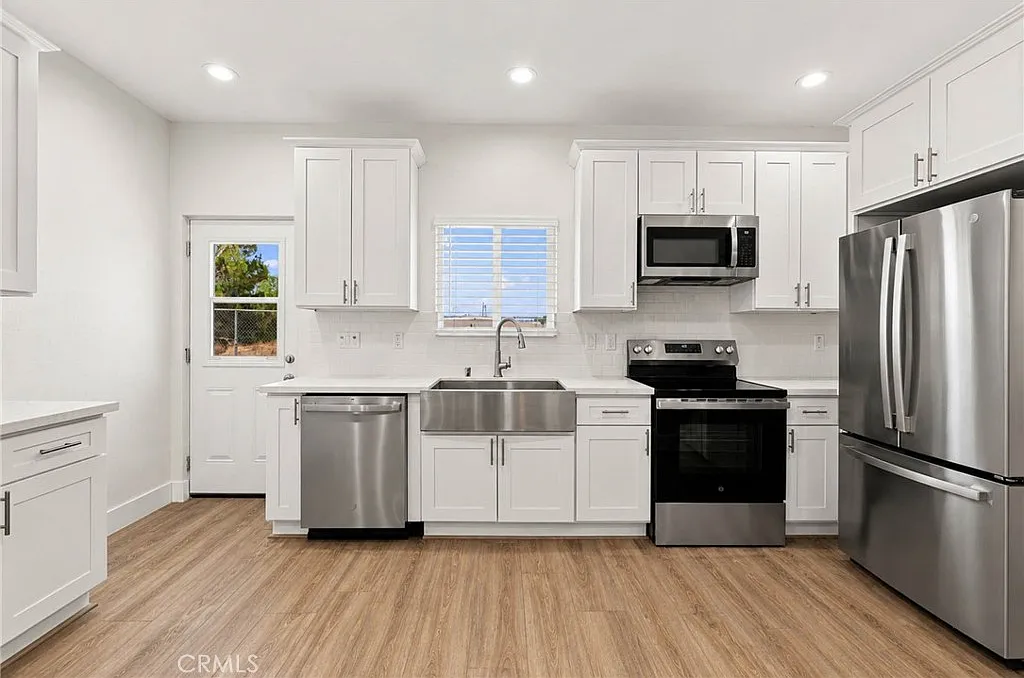 4 bed, 1200 sqft, $3,500 — Photo 2
