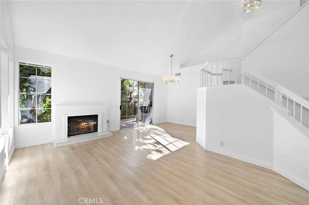 4 bed, 2165 sqft, $5,600 — Photo 3