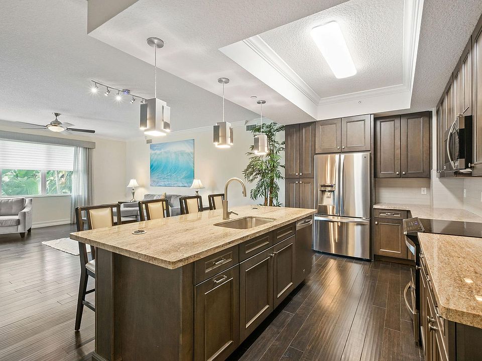 1st image of 324 Bay Colony Dr N