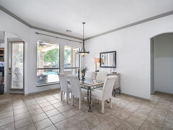3rd image of 601 Sophie Ln