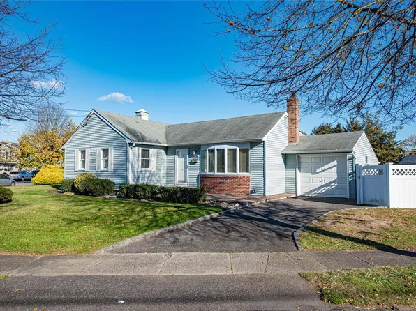 50 Bacon Lane, Babylon, NY 11702