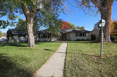 949 Victoria St Photo 1