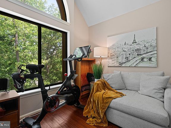 4th image of 2800 Lee Oaks Pl APT 302