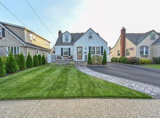 8 Garden Ave, Carle Place, NY 11514