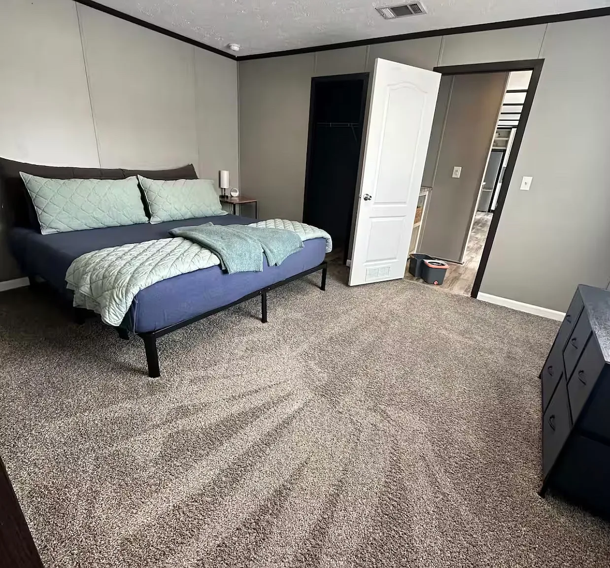 3 bed, 1140 sqft, $2,500 — Photo 4