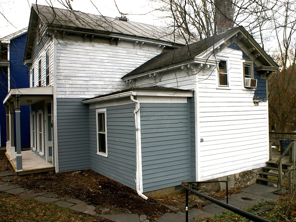 Live in the quaint village of Milford!