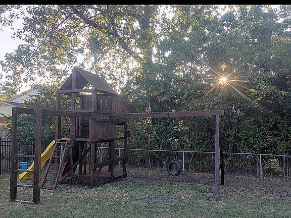 4th image of 6805 Laurelview Dr