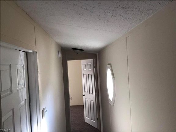 4th image of 86 Martha Dr