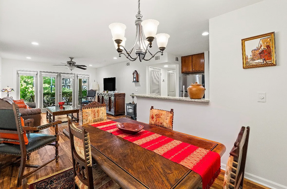 2 bed, 1036 sqft, $2,095 — Photo 4