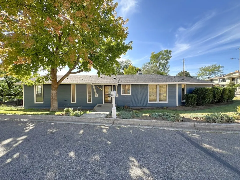2909 N Hillway Dr