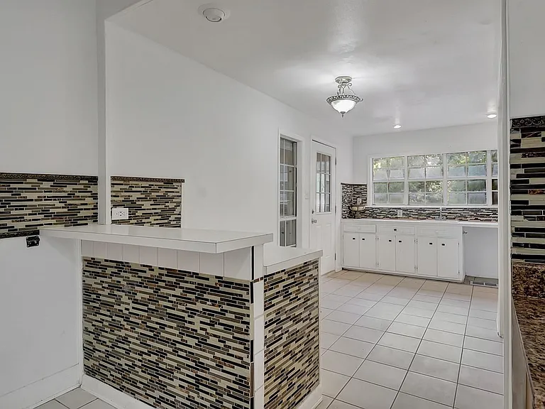 204 Barker St — Photo 41