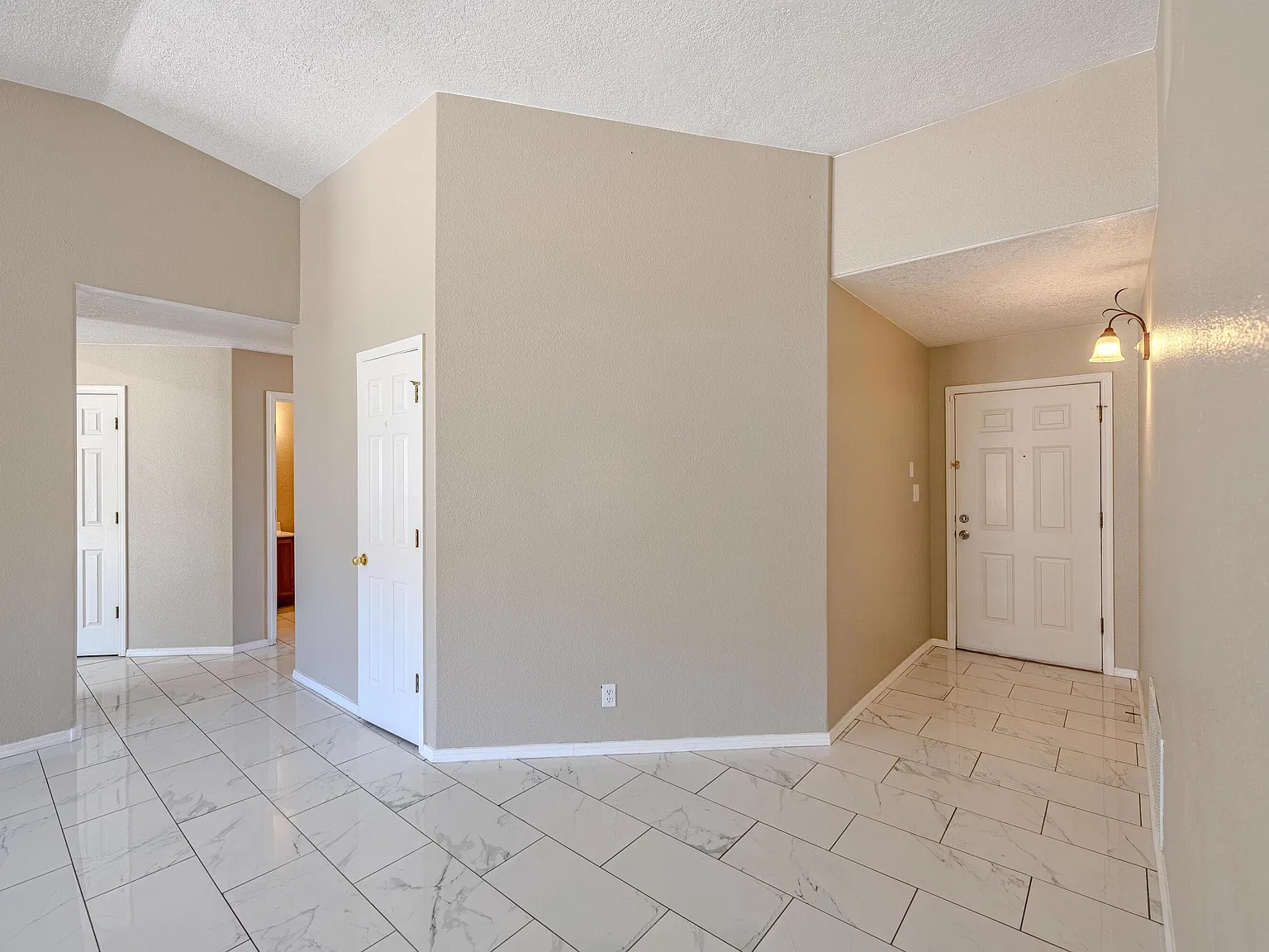 3 bed, 2.0 bath, 1653 sqft, $2,100 — Photo 4