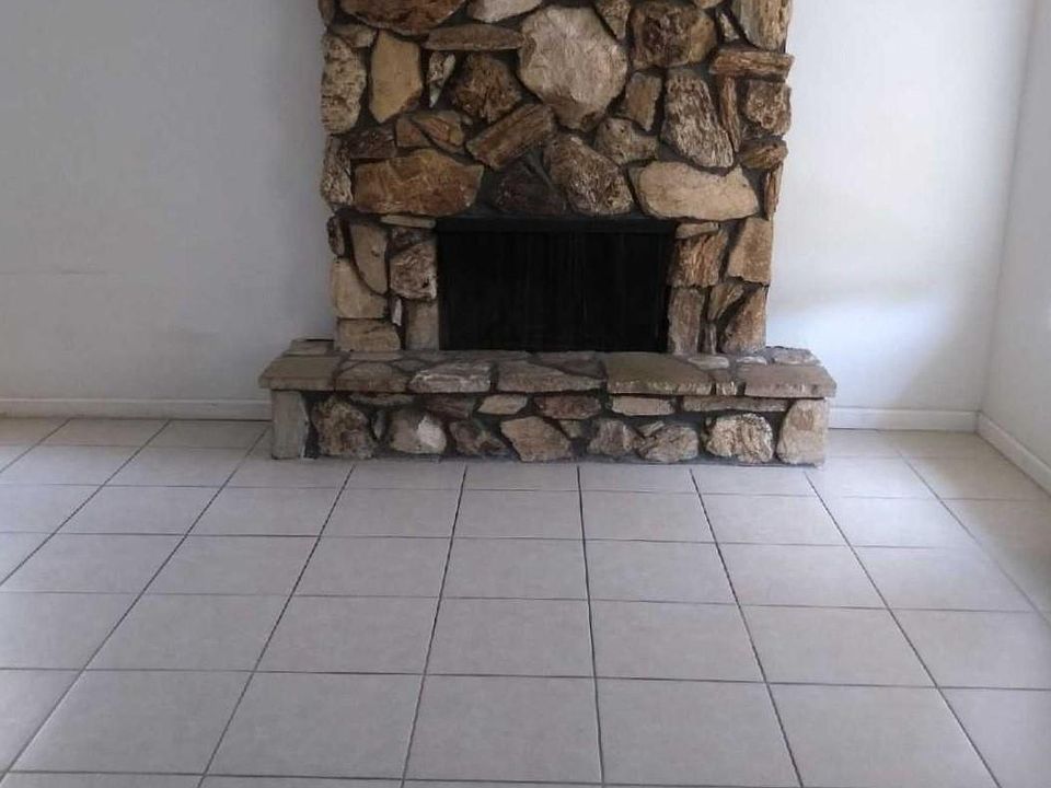 Family room w/fireplace