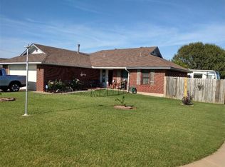 1932 Metlock Ln, Moore, OK 73160