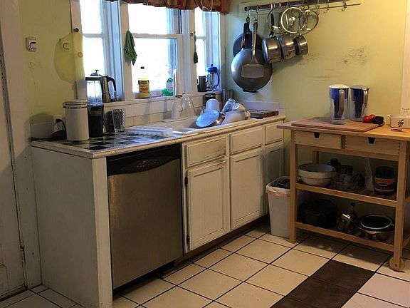 4th image of 423 Huntress St