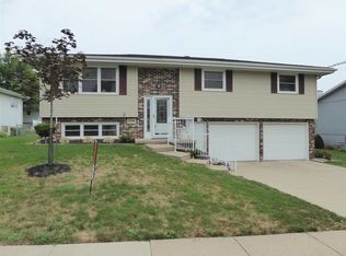 2220 S Way Dr, Dubuque, IA 52002