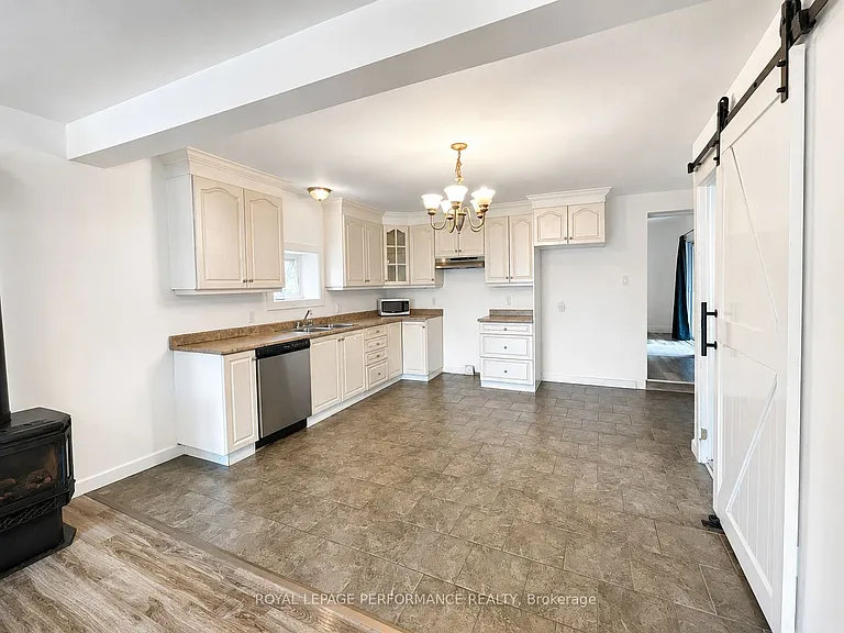 989 King St — Photo 5