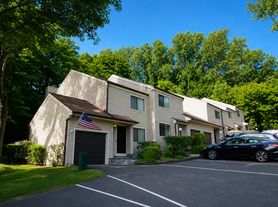 40 Huntington Ct, Bethel, CT