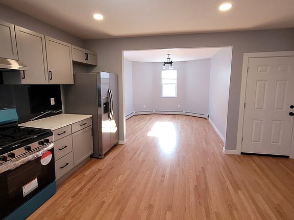 4th image of 653 Douglas Ave Floor 2
