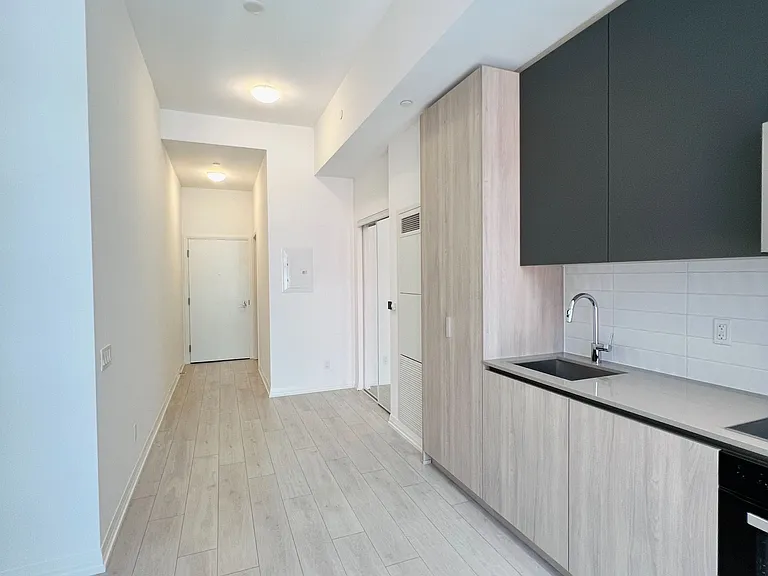 400 King St W #902 — Photo 4