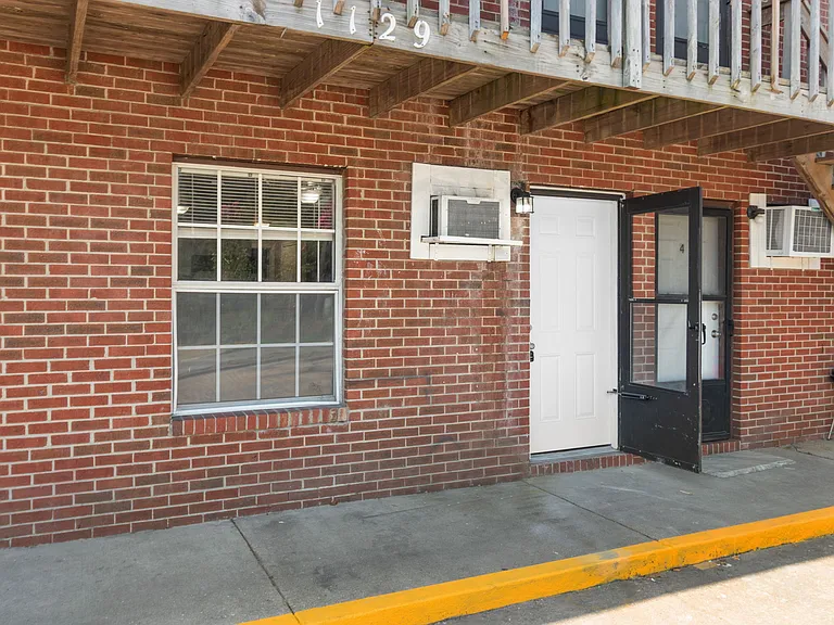 1129 Green St #8 — Photo 4