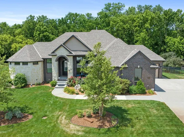 441 N Valley Creek Dr, Valley Center, KS 67147