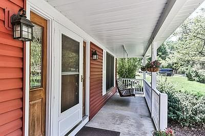 2nd image of 813 Redwood Ln