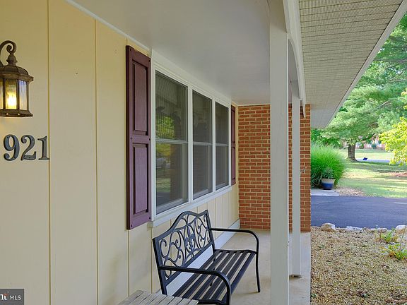 3rd image of 1921 Applewood Dr