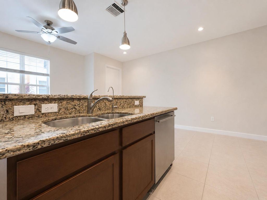 726 SW 1st Way, photo 9