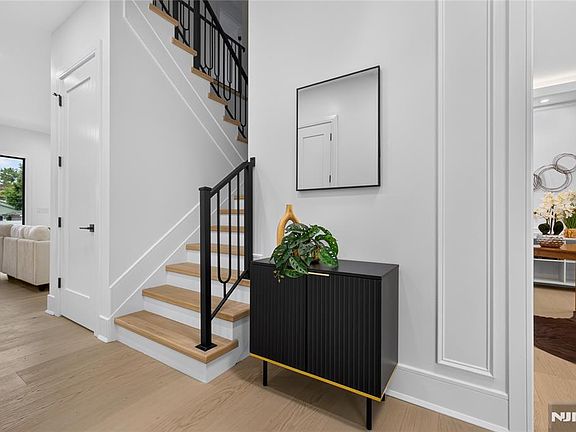 3rd image of 395 Hickory Ave