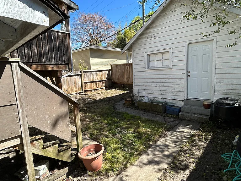1328 Maple St — Photo 5