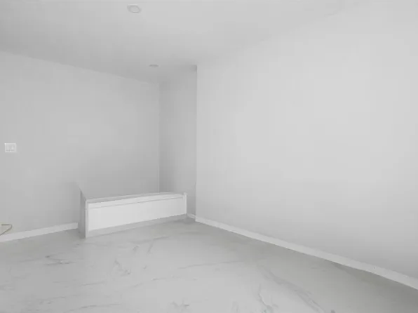 2040 Washington Avenue image 17 of 25