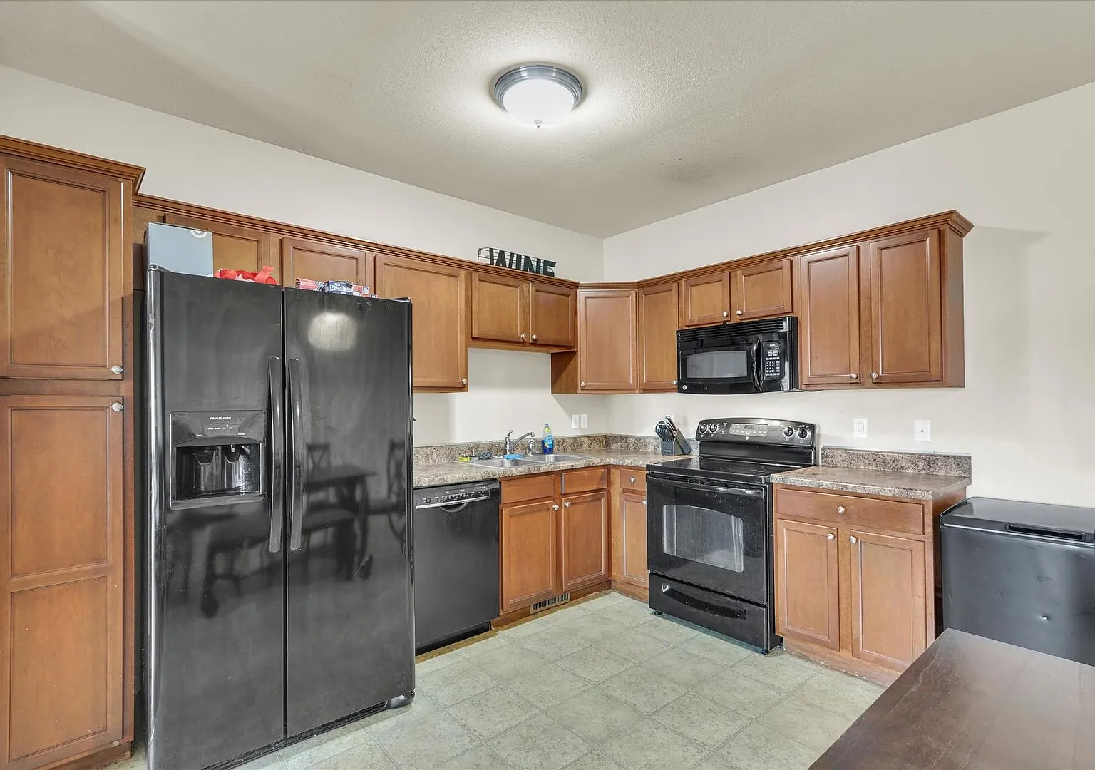 3 bed, 1200 sqft, $1,650 — Photo 3