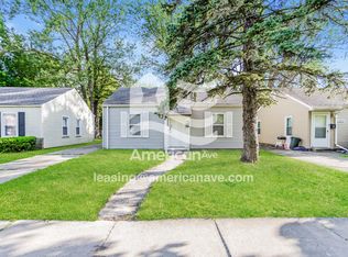 18760 Roscommon St, Harper Woods, MI 48225
